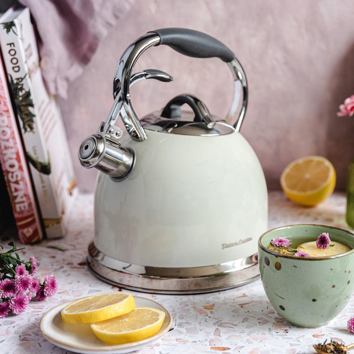 Bouilloire rétro traditionnelle avec un sifflet